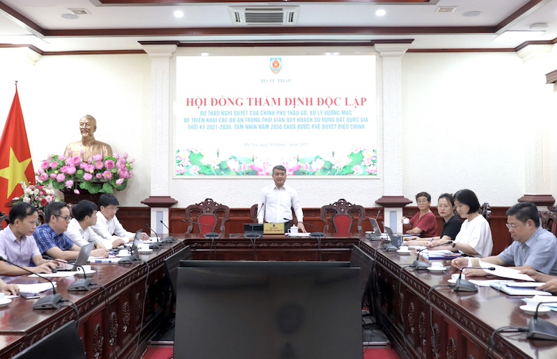 Thẩm định nghị quyết về tháo gỡ, xử lý vướng mắc để triển khai các dự án sử dụng đất
